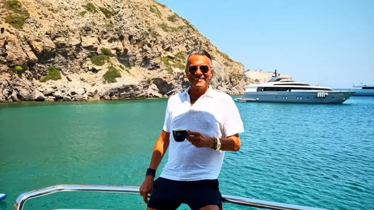 Ηλίας Ψινάκης: Επεισοδιακό καλοκαίρι στη Μύκονο – «Λυπήθηκα τους πλούσιους με τα σκάφη»