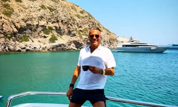 Ηλίας Ψινάκης: Επεισοδιακό καλοκαίρι στη Μύκονο – «Λυπήθηκα τους πλούσιους με τα σκάφη»
