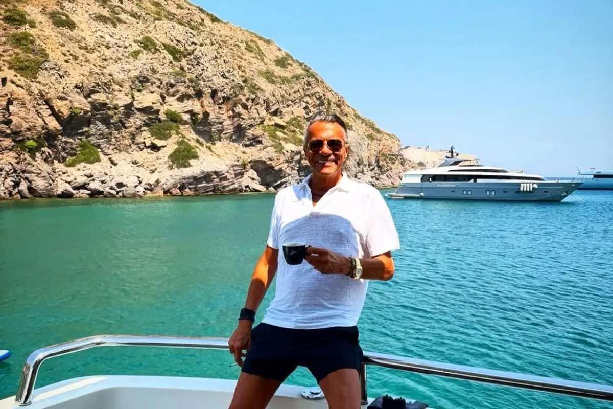 Ηλίας Ψινάκης: Επεισοδιακό καλοκαίρι στη Μύκονο – «Λυπήθηκα τους πλούσιους με τα σκάφη»