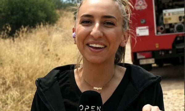 Ρεπόρτερ του Open γέλασε στον αέρα ενώ οι φλόγες κατέστρεφαν περιουσίες (Video)