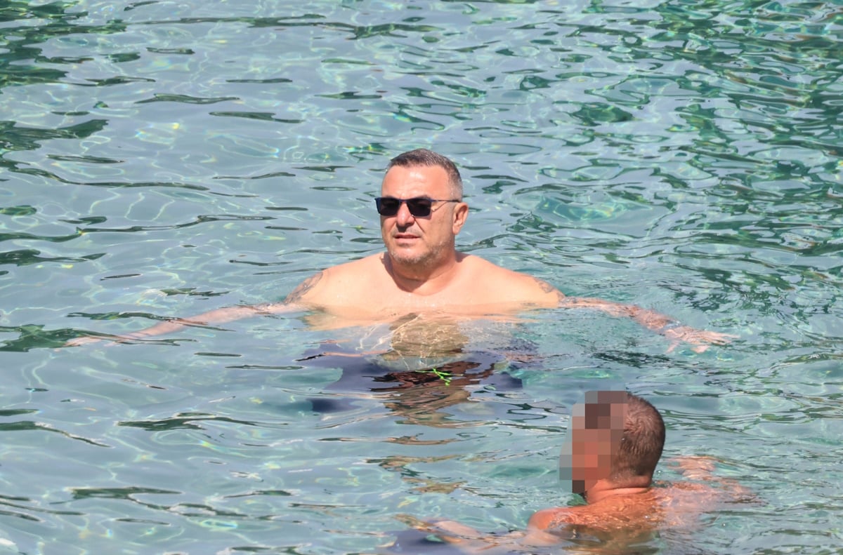 Αντώνης Ρέμος – Υβόννη Μπόσνιακ: Παθιασμένα φιλιά σε παραλία της Μυκόνου – Φωτογραφίες