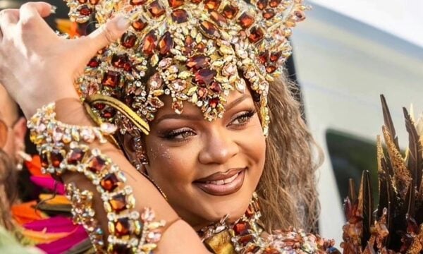Rihanna: Επέστρεψε στο Crop Over με look γεμάτο φτερά και κρύσταλλα