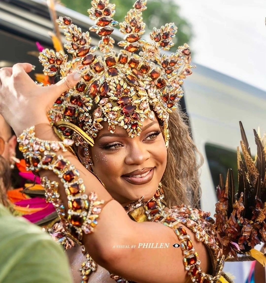 Rihanna: Επέστρεψε στο Crop Over με look γεμάτο φτερά και κρύσταλλα