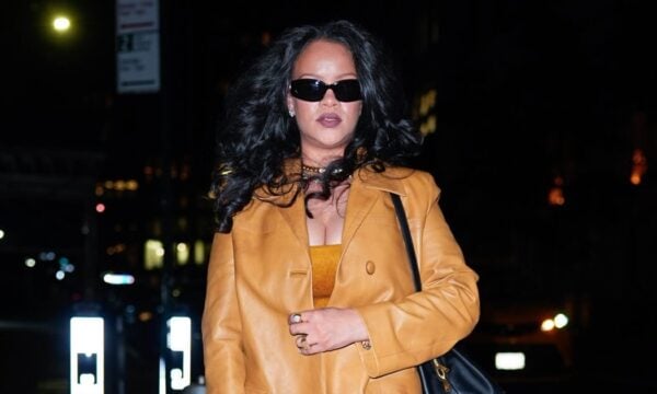 Η Rihanna υιοθέτησε τα bleached brows στο νέο της εξώφυλλο περιοδικού