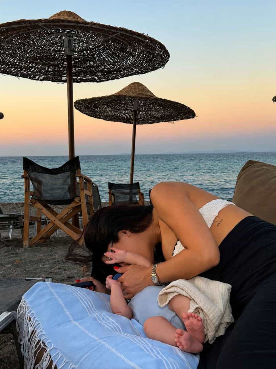 Μαριαλένα Ρουμελιώτη: Το πρώτο καλοκαίρι με τον 2 μηνών γιο της στην παραλία και το τρυφερό βίντεο