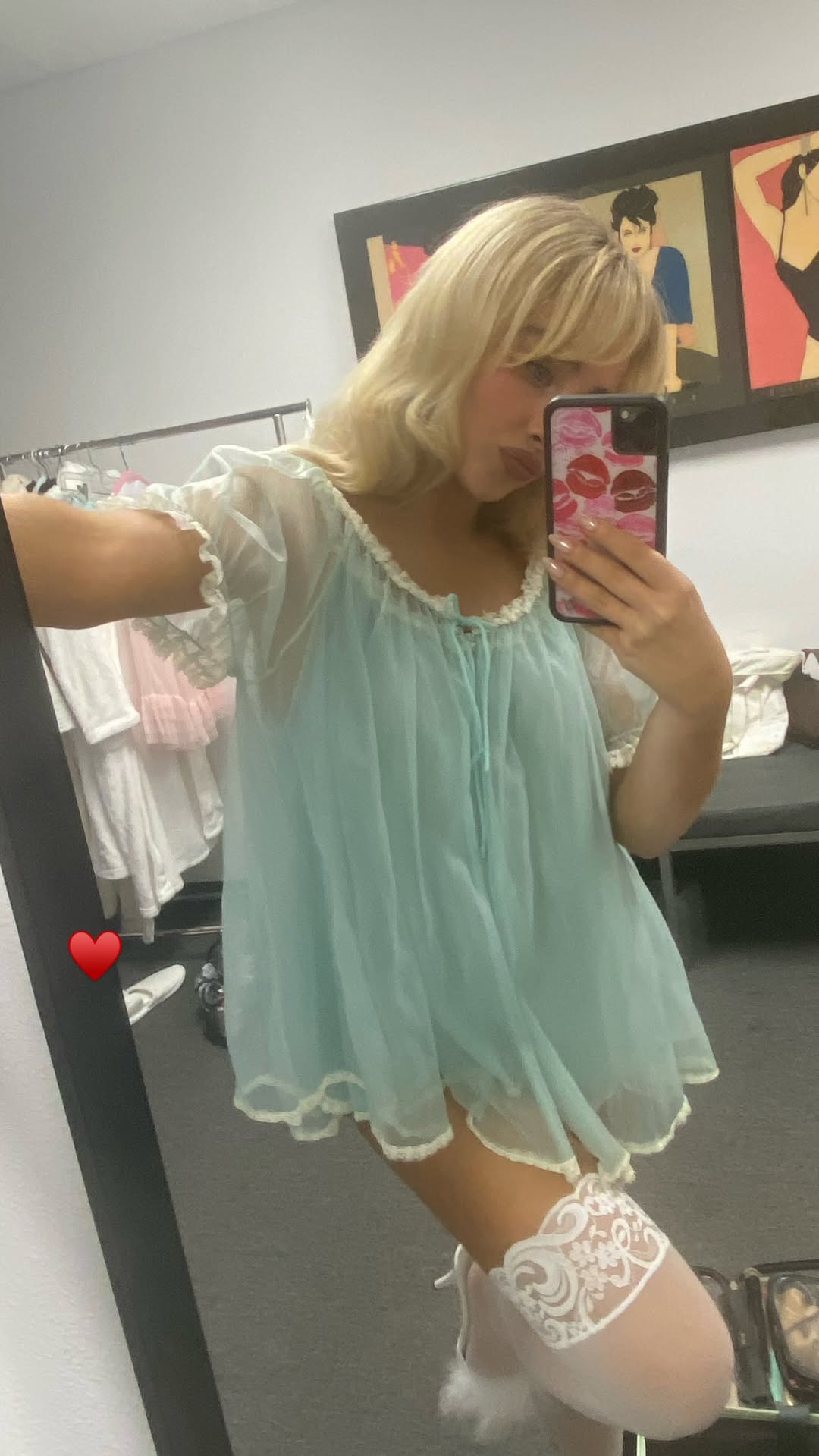 H Sabrina Carpenter με νυχτικό από τούλι, με διάφανη υφή και ρομαντικές λεπτομέρειες