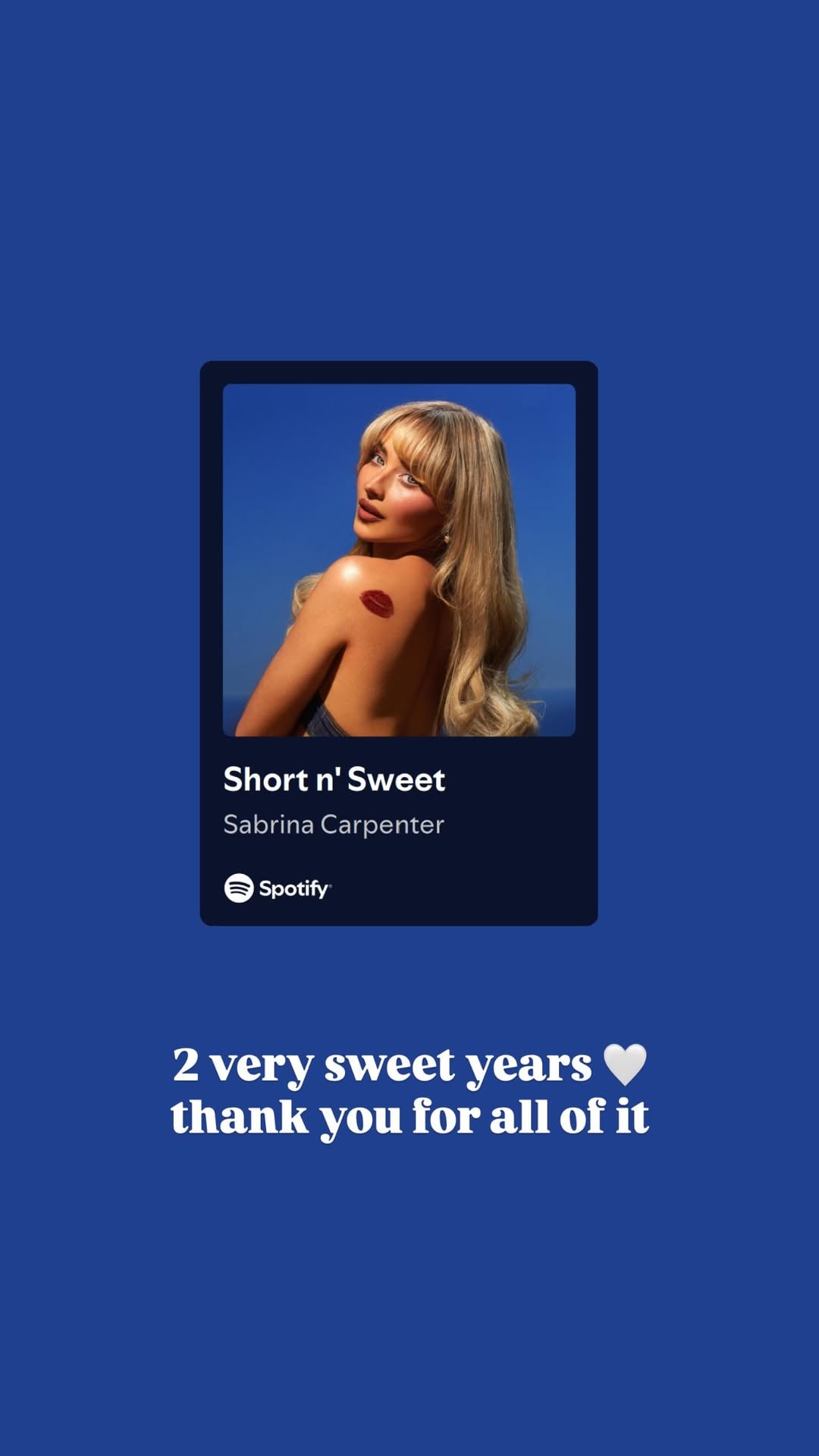 Η Sabrina Carpenter επέλεξε να γιορτάσει το άλμπουμ Short n’ Sweet για τα δύο του χρόνια και τις επιτυχίες του.