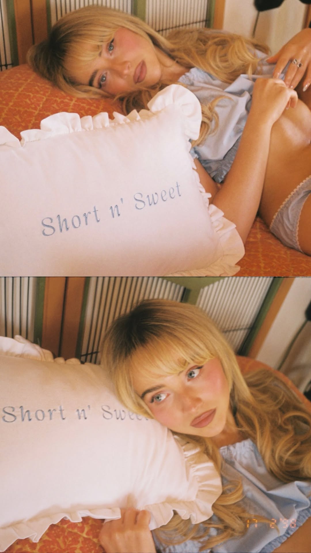Η Sabrina Carpenter με γαλάζιο σύνολο εσωρούχων, αποτελούμενο από τοπ χωρίς τιράντες με βολάν και φουσκωτά μανίκια και εσώρουχο με δαντελένια τελειώματα.