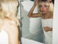 Sabrina Carpenter: Το ρομαντικό νυχτικό, οι δαντελένιες κάλτσες και οι γόβες με φτερά