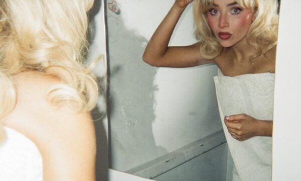 Sabrina Carpenter: Το ρομαντικό νυχτικό, οι δαντελένιες κάλτσες και οι γόβες με φτερά