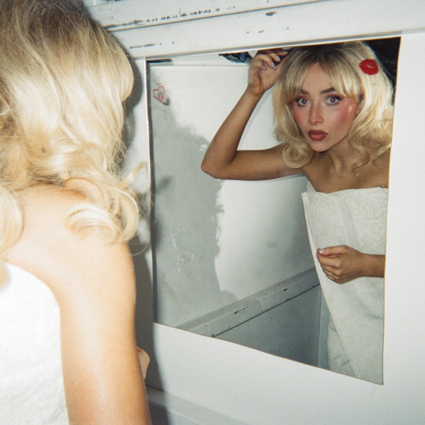 Sabrina Carpenter: Το ρομαντικό νυχτικό, οι δαντελένιες κάλτσες και οι γόβες με φτερά