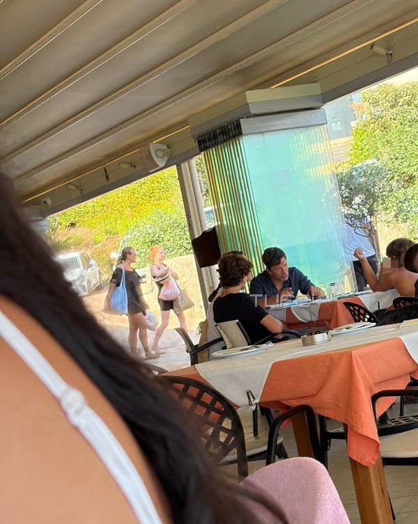 Σάκης Ρουβάς – Κάτια Ζυγούλη: Οικογενειακό γεύμα με τα παιδιά τους σε εστιατόριο της Κέρκυρας