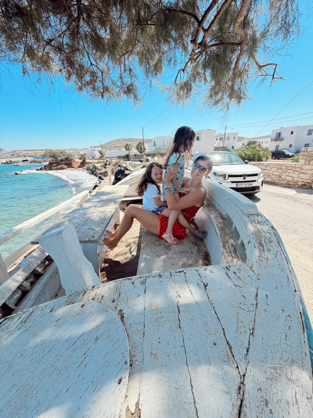 Σάκης Τανιμανίδης – Χριστίνα Μπόμπα: Φωτογραφικό άλμπουμ του Ιουλίου στην Πάρο με τις κόρες τους