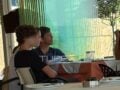 Σάκης Ρουβάς – Κάτια Ζυγούλη: Οικογενειακό γεύμα με τα παιδιά τους σε εστιατόριο της Κέρκυρας