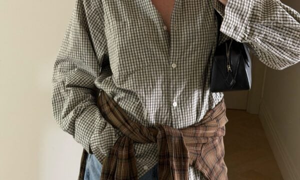 Fashion editor: Ξεκίνησα να φοράω ξανά καρό πουκάμισα δεμένα στη μέση