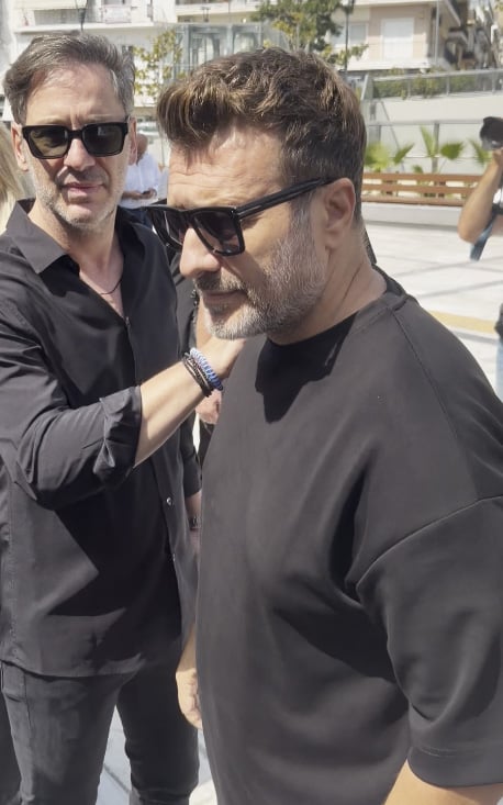 Κηδεία Δημήτρη Κόκοτα: Ο καλλιτεχνικός κόσμος στο τελευταίο αντίο στον τραγουδιστή