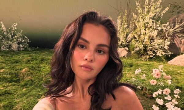 Selena Gomez: Βήμα-βήμα το bold μακιγιάζ της για βραδινές εμφανίσεις