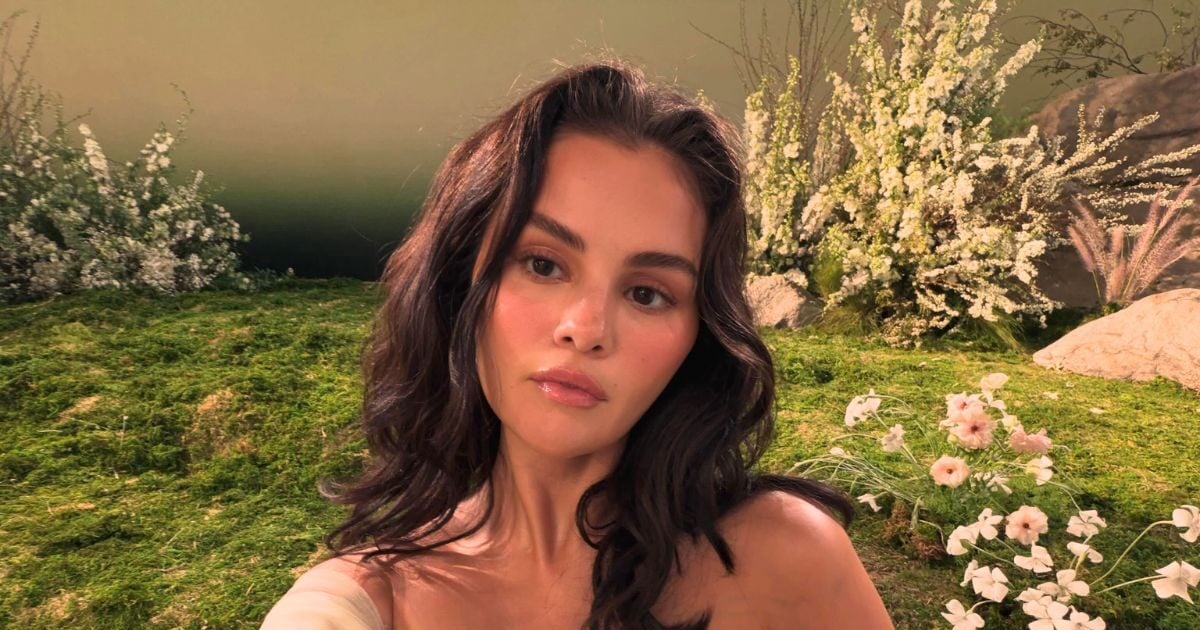 Selena Gomez: Βήμα-βήμα το bold μακιγιάζ της για βραδινές εμφανίσεις