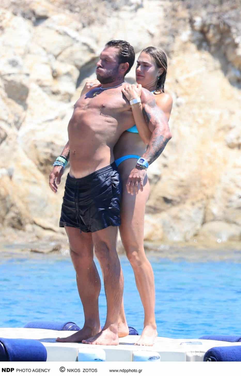 Οι τρυφερές εικόνες γνωστού ζευγαριού που ξεσήκωσε παραλία της Μυκόνου