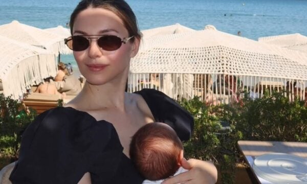 Ιωάννα Σιαμπάνη: Φωτογραφίες από την ώρα θηλασμού του γιου της και το μήνυμα «Υπάρχει κάτι μαγικό σε αυτές τις αργές μέρες»