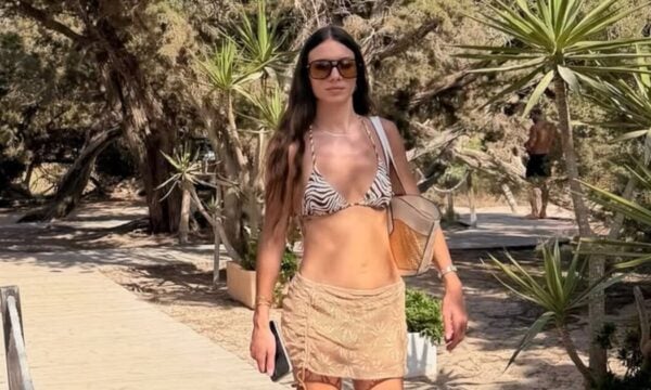 Σιμώνη Χριστοδούλου: Φωτογραφίες με μπικίνι στην Ίμπιζα – Συνεχίζει τις διακοπές της με τον σύζυγό της, Αντρέα Γεωργίου