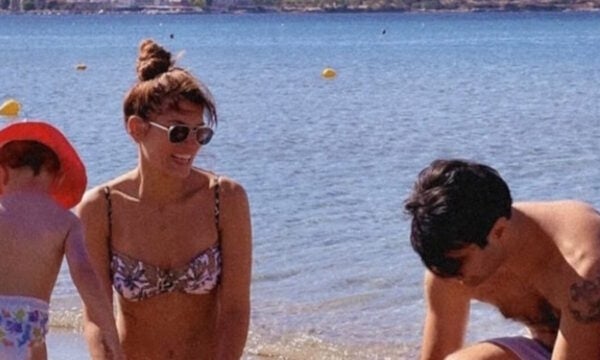 Μαίρη Συνατσάκη: Απαθανατίζει τον Ίαν Στρατή με την κόρη τους στην παραλία – Η φωτογραφία