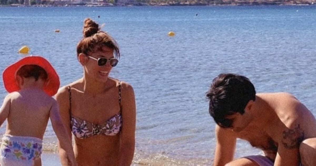 Μαίρη Συνατσάκη: Απαθανατίζει τον Ίαν Στρατή με την κόρη τους στην παραλία – Η φωτογραφία