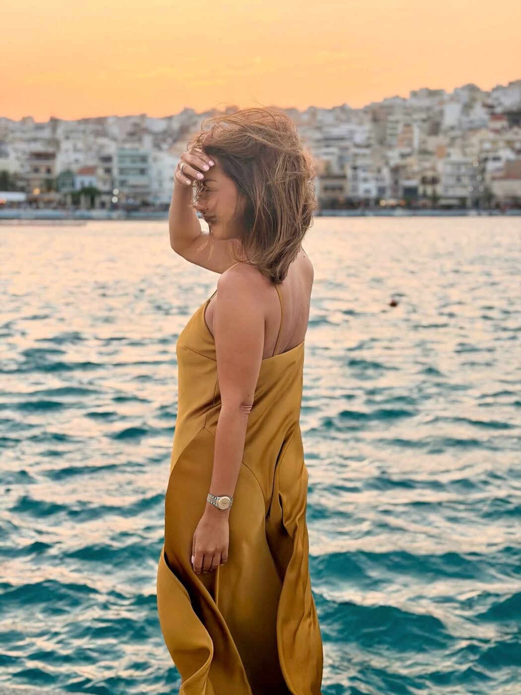 Βάσω Λασκαράκη ποζάρει στη Σητεία την ώρα του ηλιοβασιλέματος – Νέες φωτογραφίες από την Κρήτη
