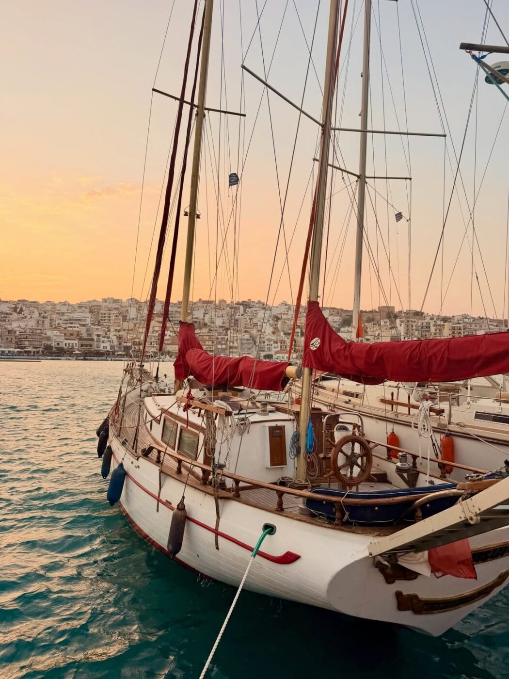 Βάσω Λασκαράκη ποζάρει στη Σητεία την ώρα του ηλιοβασιλέματος – Νέες φωτογραφίες από την Κρήτη