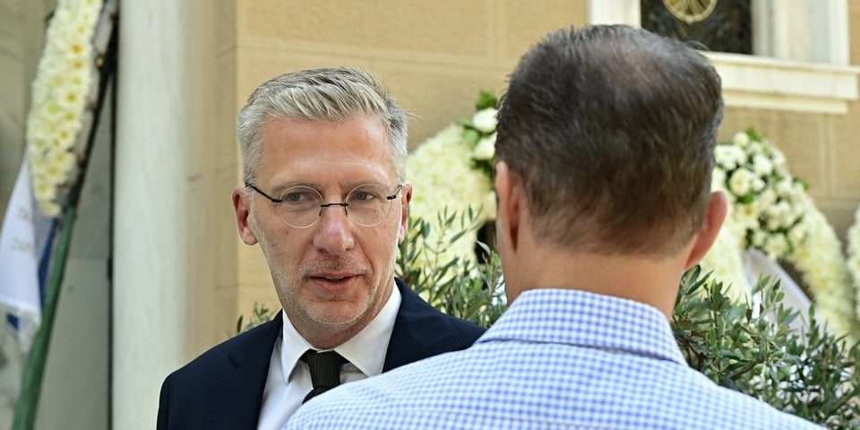 Στέφανος Μάνος: Η οικογένειά του στο τελευταίο αντίο – Φωτογραφίες