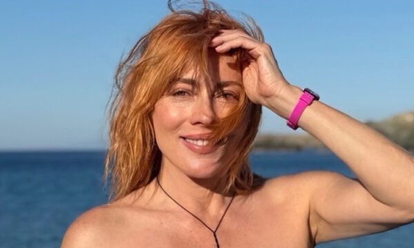 Σμαράγδα Καρύδη: Ποζάρει με μαγιό στα 57 της – Φωτογραφίες