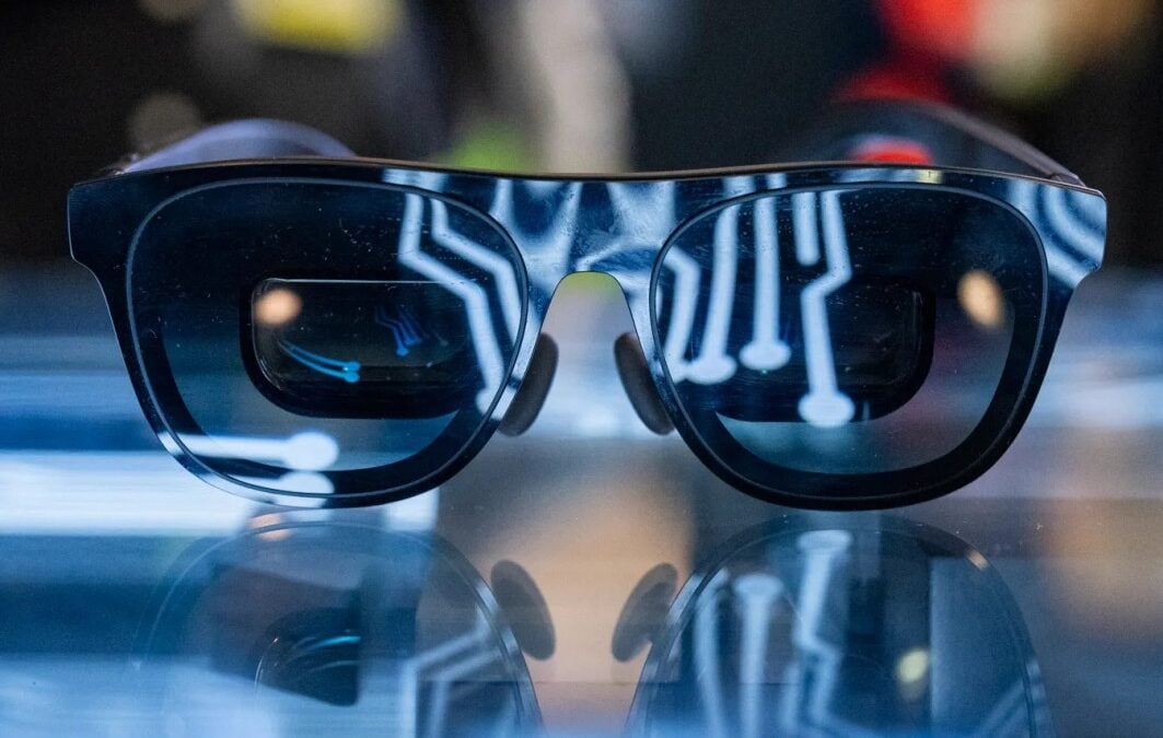 Smart glasses γίνονται το νέο must-have της τεχνολογίας – Από τον James Bond μέχρι τον προσωπικό AI βοηθό