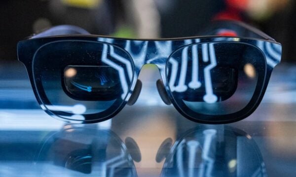 Smart glasses γίνονται το νέο must-have της τεχνολογίας – Από τον James Bond μέχρι τον προσωπικό AI βοηθό