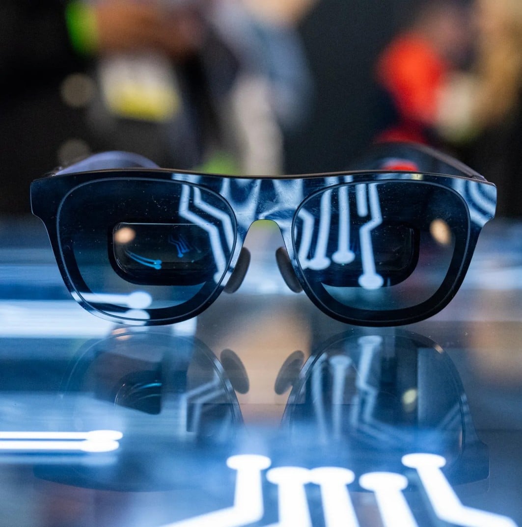 Smart glasses γίνονται το νέο must-have της τεχνολογίας – Από τον James Bond μέχρι τον προσωπικό AI βοηθό