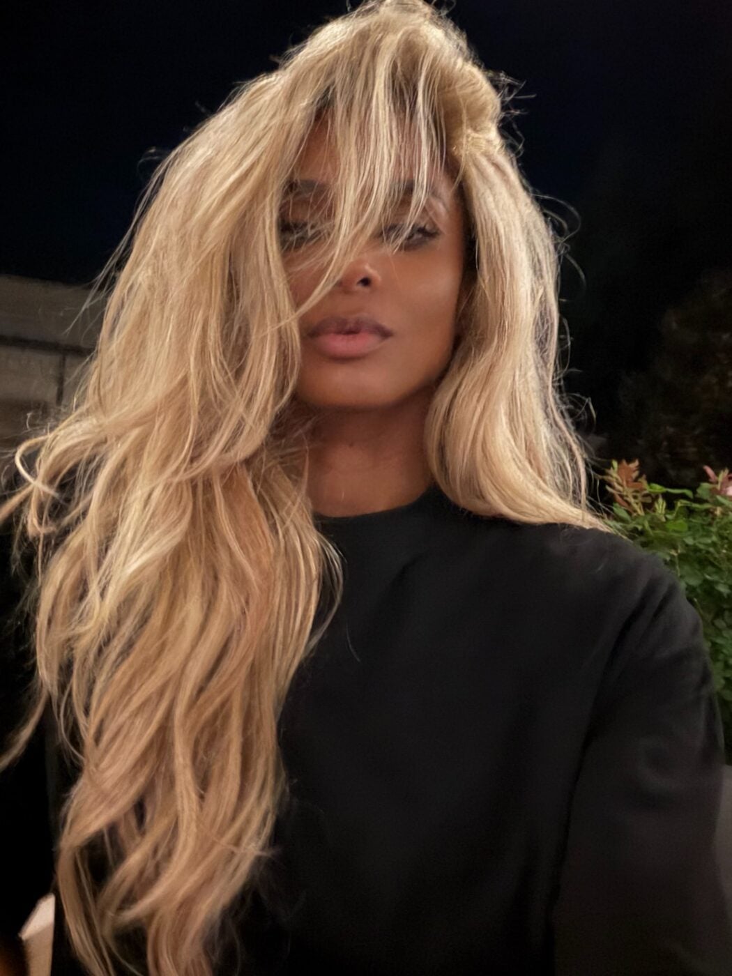 Ciara υιοθέτησε τη γοητευτική ξανθιά απόχρωση για τα μαλλιά της