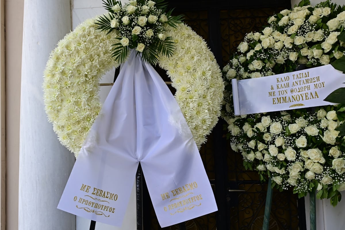 Στέφανος Μάνος: Η οικογένειά του στο τελευταίο αντίο – Φωτογραφίες
