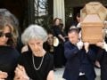 Στέφανος Μάνος: Η οικογένειά του στο τελευταίο αντίο – Φωτογραφίες
