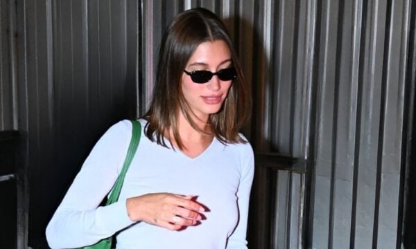 Hailey Bieber: Τα «Sweet Cream» νύχια είναι η νέα chic εκδοχή του milky μανικιούρ