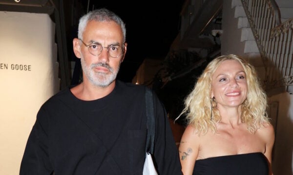 Ελεωνόρα Ζουγανέλη – Νίκος Συρίγος: Στα σοκάκια της Μυκόνου – Φωτογραφίες