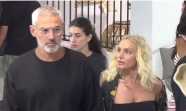 Ελεωνόρα Ζουγανέλη – Νίκος Συρίγος: Πιασμένοι χέρι χέρι στα στενά της Μυκόνου