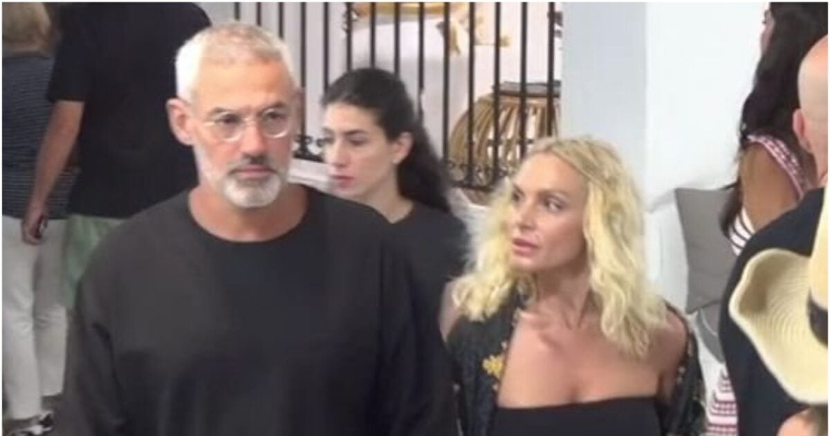 Ελεωνόρα Ζουγανέλη – Νίκος Συρίγος: Πιασμένοι χέρι χέρι στα στενά της Μυκόνου