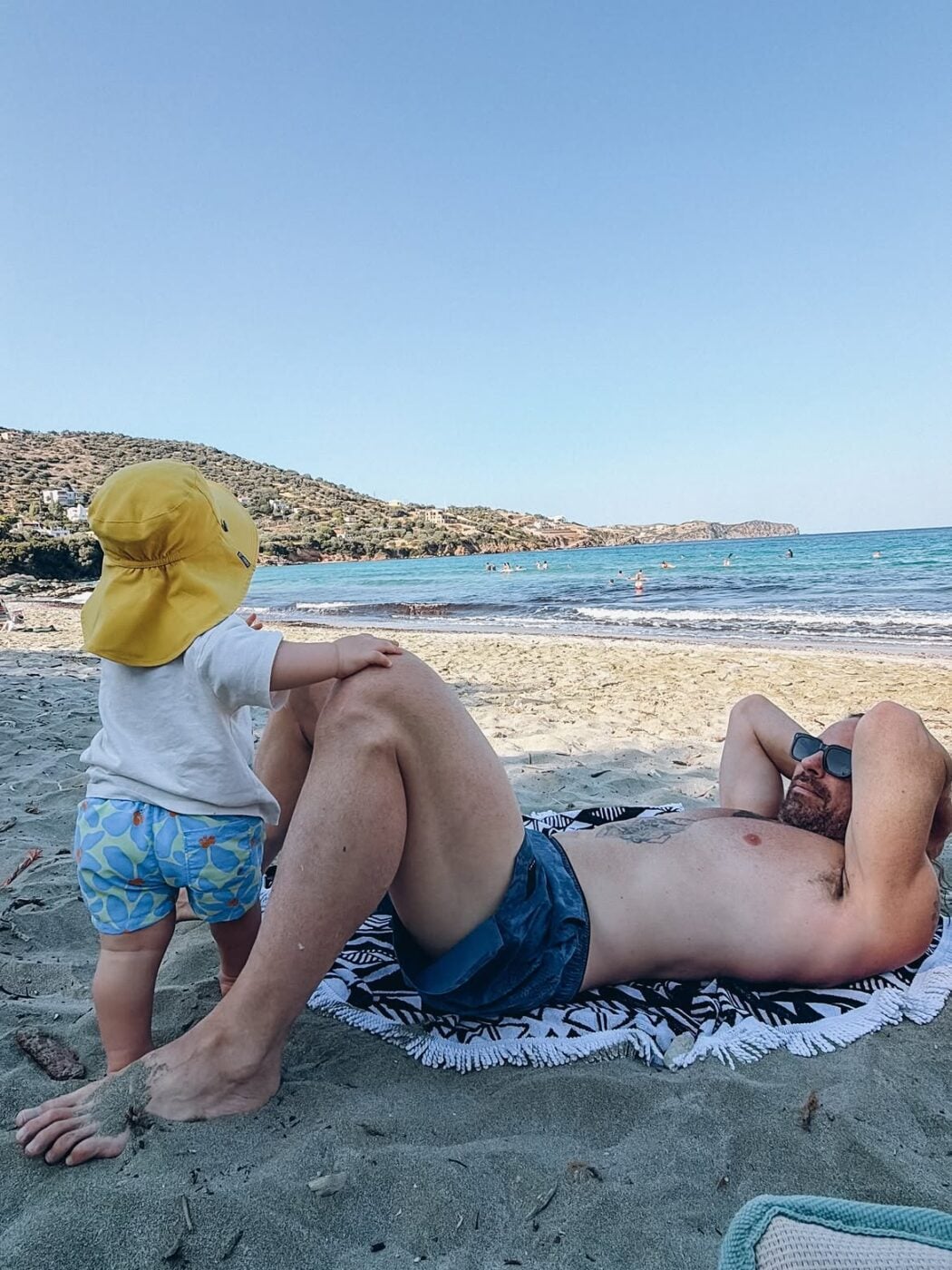 Ευρυδίκη Βαλαβάνη – Γρηγόρης Μόργκαν: Οικογενειακές διακοπές με camping στη Βόρεια Εύβοια με τον ενός έτους γιο τους