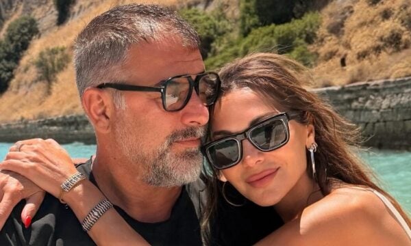 Δέσποινα Βανδή για Βασίλη Μπισμπίκη: «Να, εδώ με τον ψήστη» – Βίντεο από τις διακοπές στην Πάρο
