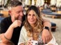 Γιάννης Βαρδής – Νατάσα Σκαφίδα: Φιλί στην παραλία με φόντο το ηλιοβασίλεμα