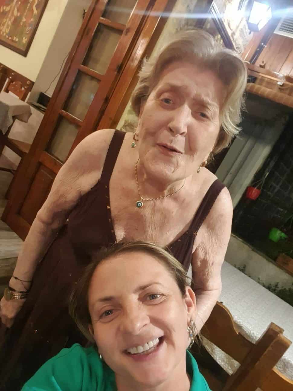 Βάσια Τριφύλλη: Η έξοδος με την υιοθετημένη κόρη της και το ζεϊμπέκικο στα 82 της