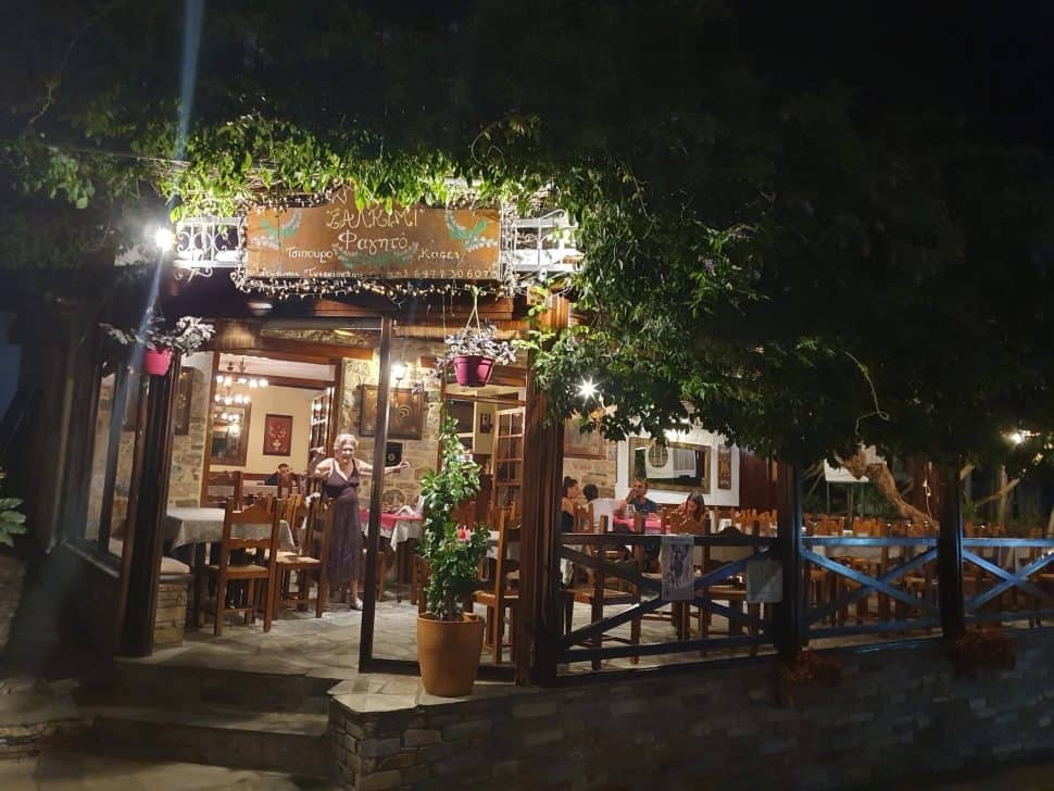 Βάσια Τριφύλλη: Η έξοδος με την υιοθετημένη κόρη της και το ζεϊμπέκικο στα 82 της