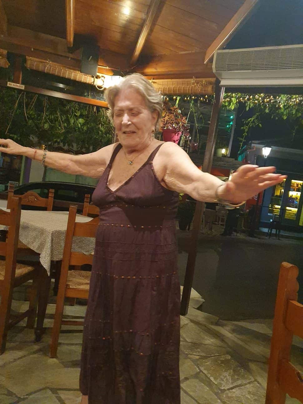 Βάσια Τριφύλλη: Η έξοδος με την υιοθετημένη κόρη της και το ζεϊμπέκικο στα 82 της