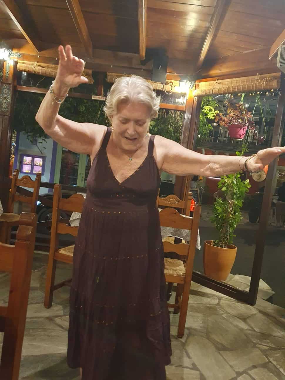 Βάσια Τριφύλλη: Η έξοδος με την υιοθετημένη κόρη της και το ζεϊμπέκικο στα 82 της