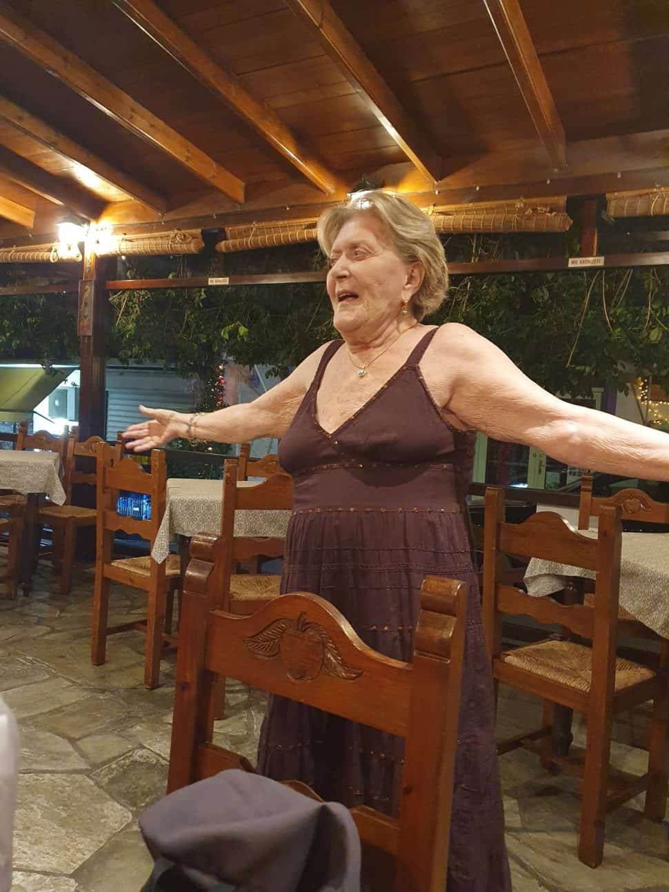 Βάσια Τριφύλλη: Η έξοδος με την υιοθετημένη κόρη της και το ζεϊμπέκικο στα 82 της