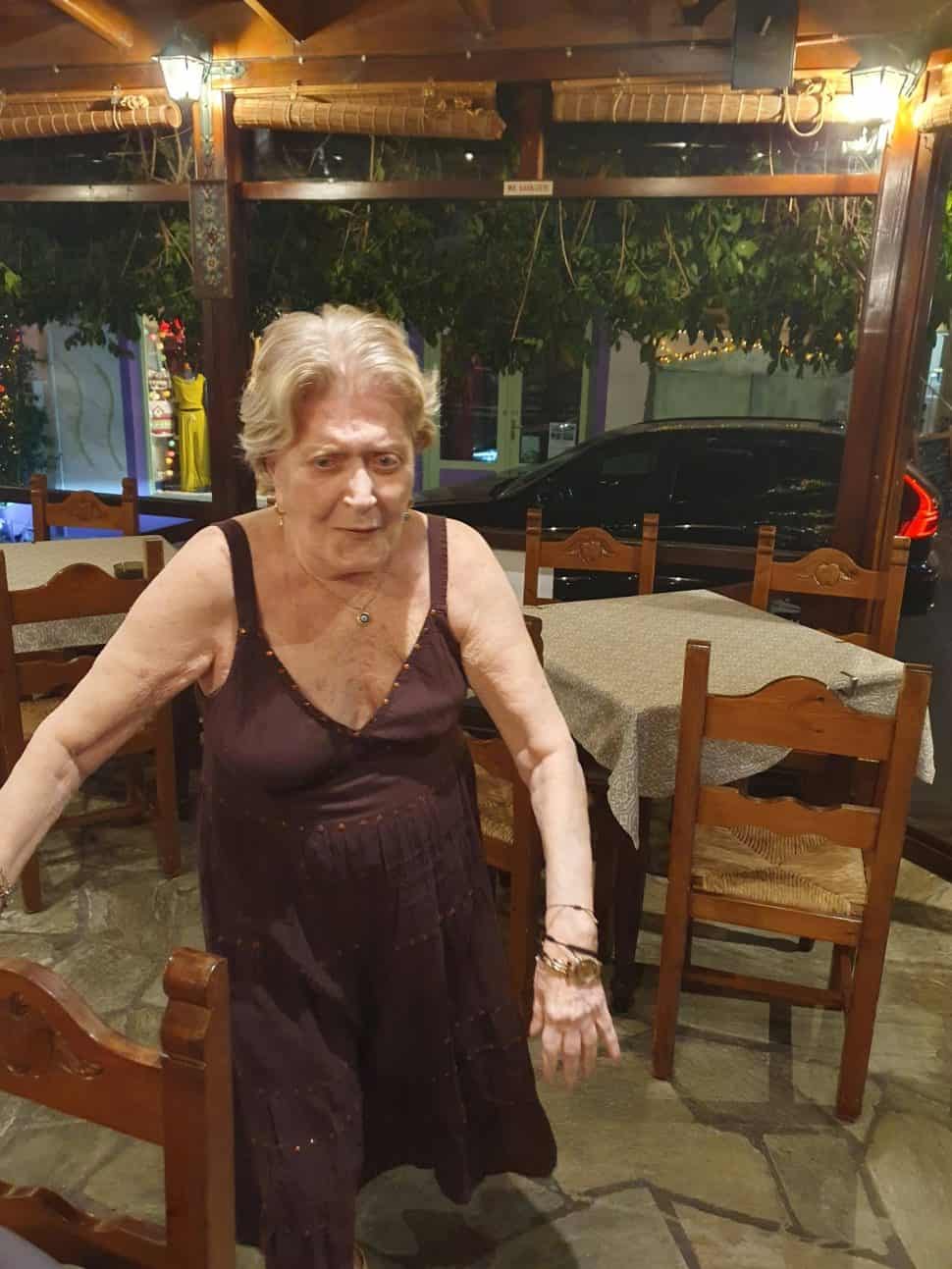 Βάσια Τριφύλλη: Η έξοδος με την υιοθετημένη κόρη της και το ζεϊμπέκικο στα 82 της